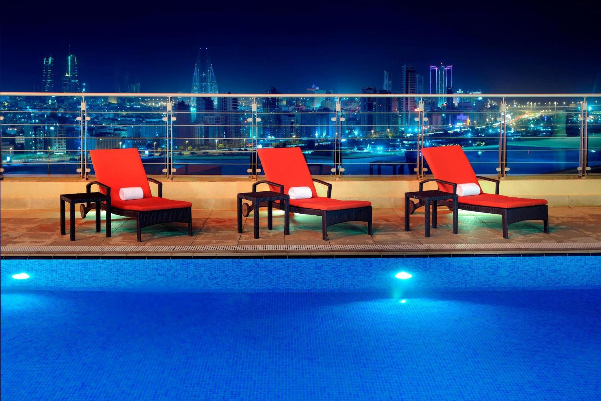 Marriott Executive Apartments Manama, Bahrain Exterior foto Rooftop pool at the hotel