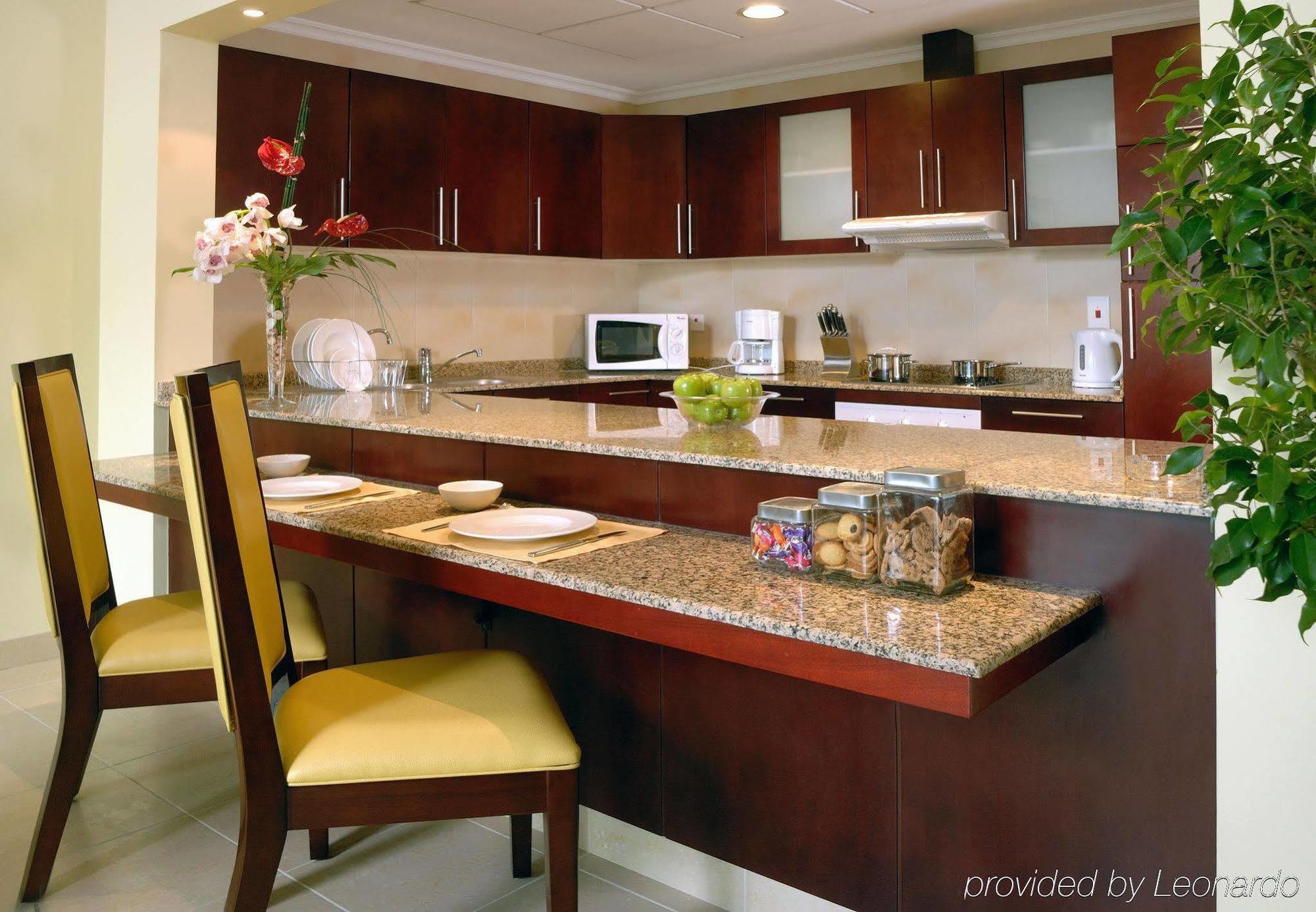 Marriott Executive Apartments Manama, Bahrain Quarto foto A typical kitchen